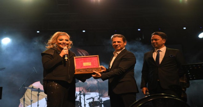 EXPO 2023 Gençlik Festivali, Işın Karaca ve Elif Buse Doğan konserleriyle başladı