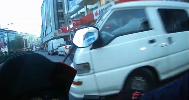 İstanbul'da minibüsün çarptığı motosikletli genç ölümden döndü