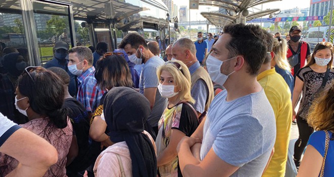 Metrobüslerde ve duraklarda dikkat çeken yoğunluk