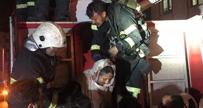 Aksaray'da korkutan yangın: 32 kişi mahsur kaldı