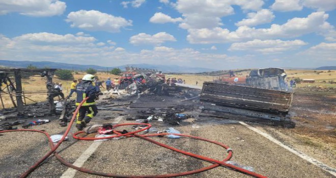 Korkunç kazada 1 kişi camdan atlayarak, diğer 2 kişi de araç içinde yanarak öldü