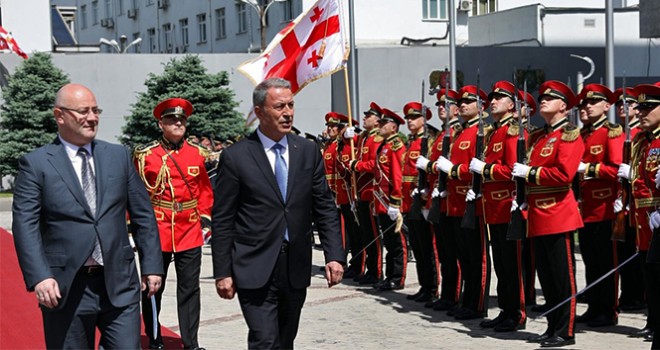 Bakan Akar, Gürcistan Savunma Bakanı Izoria ile bir araya geldi
