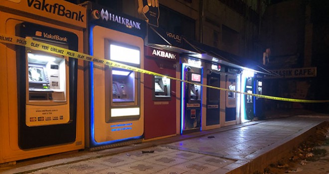 Babasına kızan kadın ATM'leri böyle parçaladı