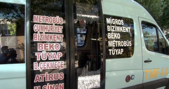 Minibüsten indirilen fazla yolcu yumruklayarak camı kırdı
