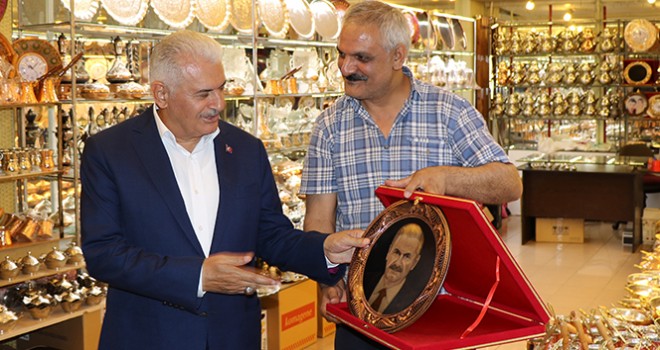 Binali Yıldırım, çatık kaşlı portresini görünce espriyi patlattı