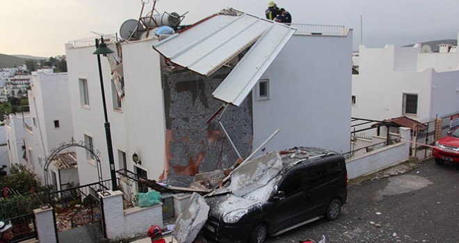 Bodrum'da korkutan patlama; beton bloglar araçların üstüne uçtu