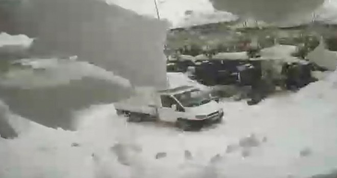 Bingöl'de saniyelerle kar kütlesinden kurtuluş güvenlik kamerasına yansıdı