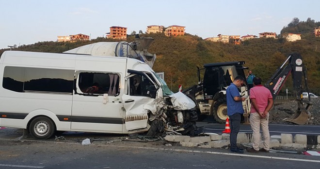  Öğrenci servisi ile iş makinesi çarpıştı: 11 yaralı