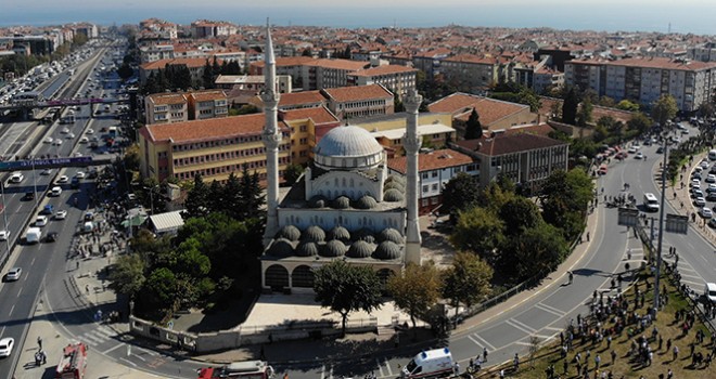  Depremde caminin minaresi yıkıldı