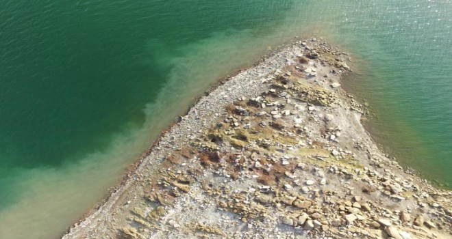 Barajda sular çekildi, kemik parçaları ortaya çıktı