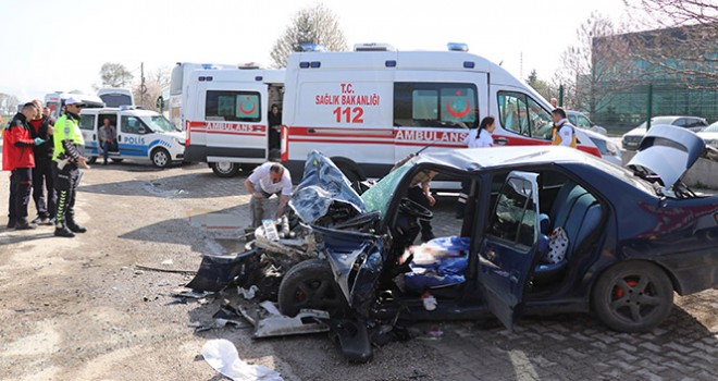 Bolu'da, işçi servisiyle otomobil çarpıştı: 12 yaralı