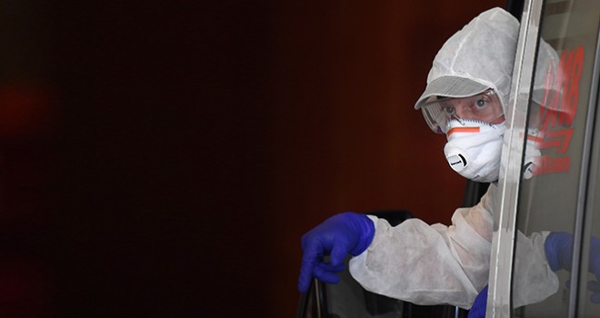 İngiltere'de son 24 saatte korona virüsten 586 kişi öldü