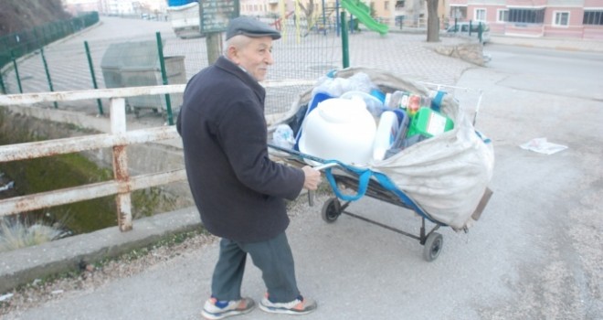 75 yaşındaki dede geçimini plastik toplayarak sağlıyor