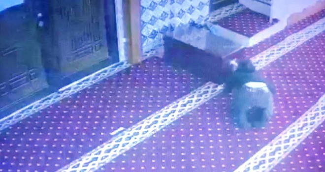 Hırsız, camideki yardım parası kasasına takla attırarak çaldı