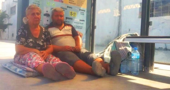 Yüzde 80 engelli oğluyla otobüs durağında yatan annenin yardım çığlığı