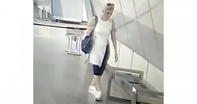 İstanbul'da metro istasyonunda telefon çalan hırsız kamerada