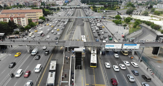 Metrobüs arıza yaptı, duraklarda yoğunluk oluştu