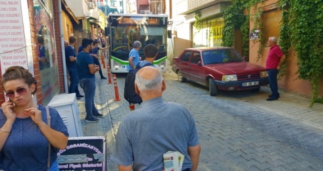 Park ettiği otomobili kent merkezini karıştırdı