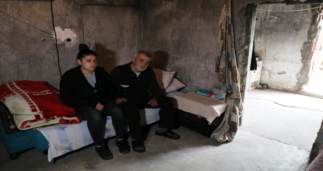 18 yaşındaki Lütfiye, yanmış çinkolu evde hasta babasına bakmaya çalışıyor
