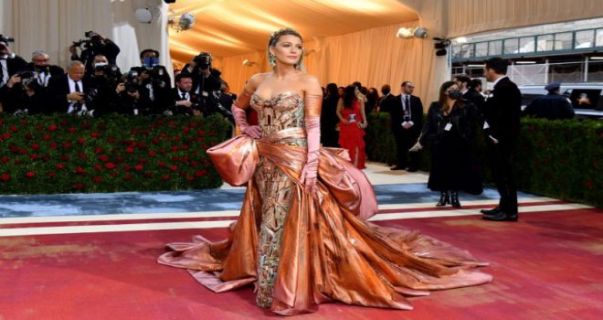 Oyuncu Blake Lively, Met Gala'da şov yaptı!