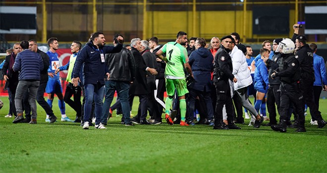  Tuzlaspor - Galatasaray maçının ardından saha karıştı