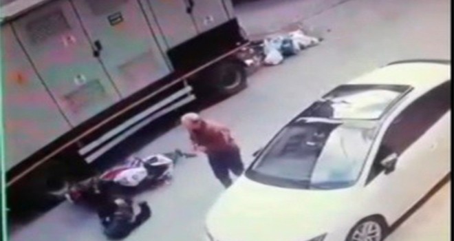 İnsanlık ölmüş dedirten motosiklet kazası kamerada