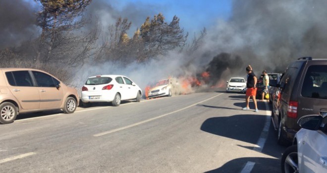 İzmir'de yangın dehşeti: Otluk alanda çıkan yangında onlarca araç alev alev yandı