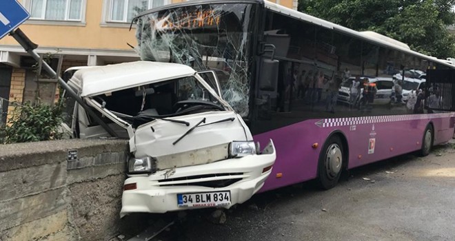 Üsküdar'da kontrolden çıkan halk otobüsü minibüse feci şekilde çarptı: 4 yaralı