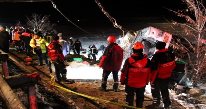 Yolcu otobüsü şarampole devrildi: 4 ölü, 24 yaralı