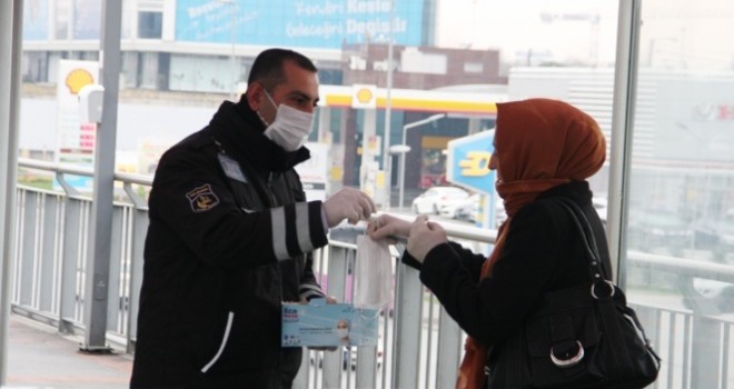 İstanbul'da toplu taşımayı kullananlara maske dağıtılıyor