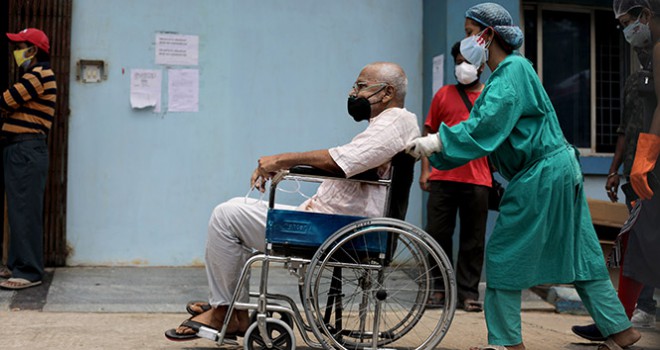 Hindistan'da salgında yeni rekor: Son 24 saatte 4 bin 187 ölüm