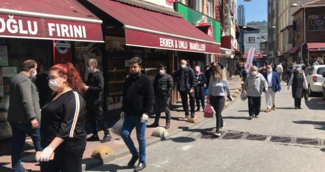 İstanbul'da yasağa saatler kala vatandaşlar alışverişe akın etti