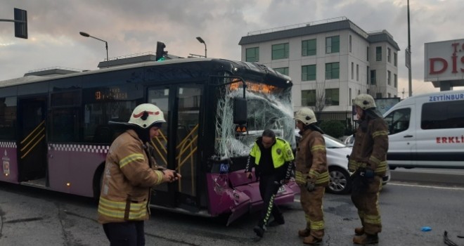 Durakta otobüs bir başka otobüse çarptı: 15 yaralı