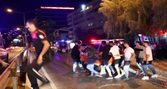 İzmir'de bıçaklı, kaldırım taşlı 'omuz atma' kavgası: 1 ölü, 3 yaralı