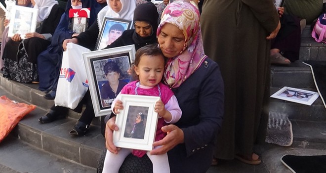  Kızını teröristlerin elinden kurtarmak için 1 buçuk yaşındaki çocuğu ile eyleme katıldı