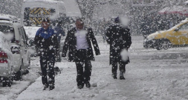 Vatandaşlar buz pistine dönen yollarda ilerlemekte zorlandı