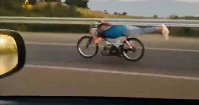 120 kilometre hızla motosikletin üzerine yattı, ölüme meydan okudu