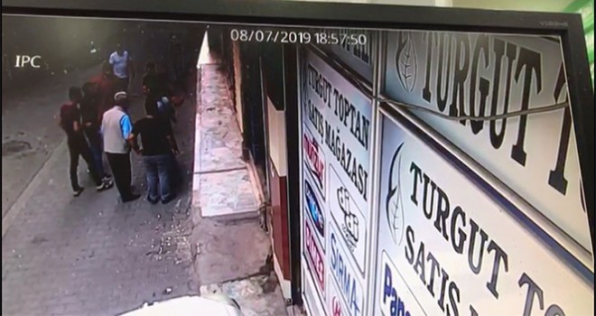 Pişkin hırsız dükkan sahibi ve 2 oğlunu vurdu: 1 ağır 3 yaralı