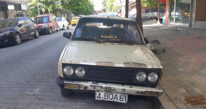 Garajının önündeki araba yüzünden 4 yıldır otomobilini park edemiyor