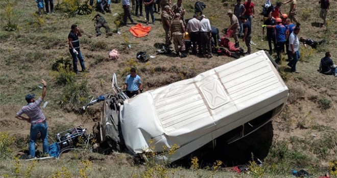 Van'da göçmenleri taşıyan minibüs takla attı: 10 ölü, 25 yaralı