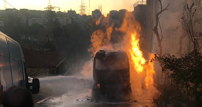   Damperi elektrik tellerine takılan kamyon alev alev yandı