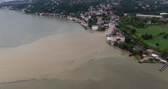 Sağanak yağış sonrası İstanbul Boğazı çamura bulandı