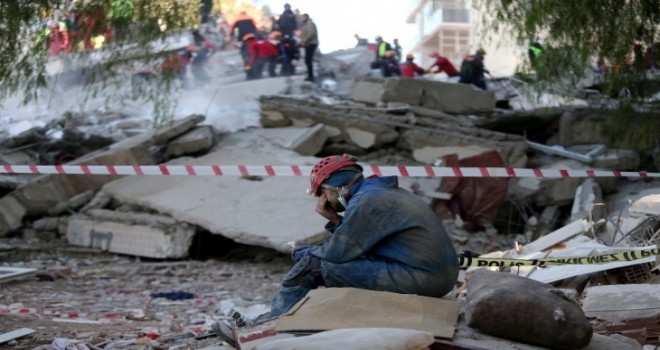 İzmir depreminde arama kurtarma personeli gözyaşlarını tutamadı