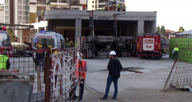  Bağcılar'da vinç kamyonu devrildi