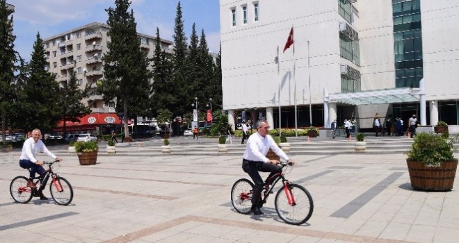 Başkan bisikletle şehir turu yaptı