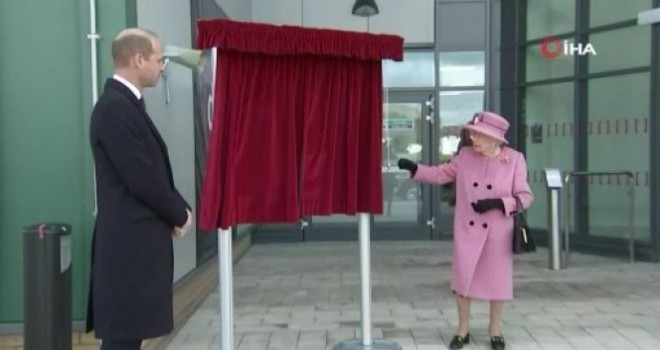 Kraliçe II. Elizabeth, 7 ay sonra ilk resmi ziyareti için dışarı çıktı