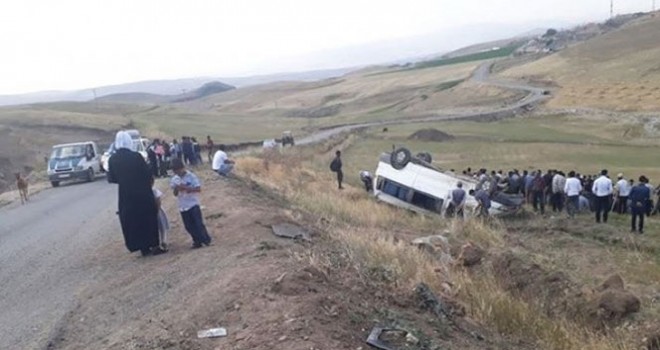 Ağrı’da kaçak ,göçmenleri taşıyan minibüs şarampole devrildi: 21 yaralı