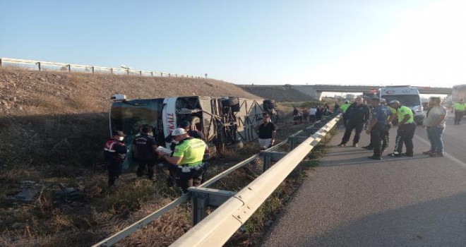 Asker adaylarını taşıyan otobüs şarampole yuvarlandı: 1 ölü, 30 yaralı