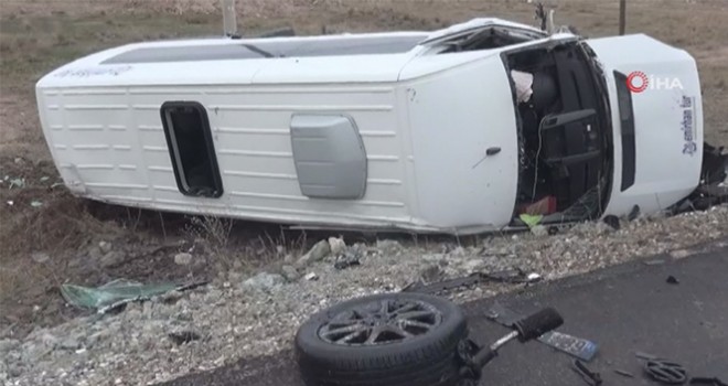  Aksaray'da servis minibüsü ile otomobil çarpıştı: 16 yaralı