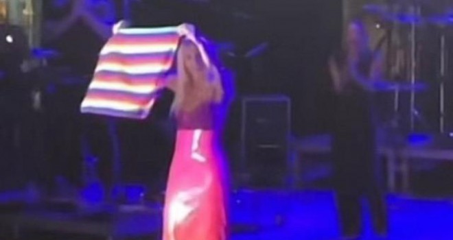 Gülşen sahnesinde LGBT bayrağı açtı